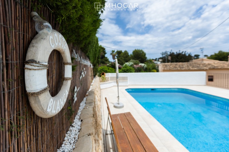 Venta - Oportunidad de inversión, Villa mediterránea frente a Cala Baladrar con apartamentos independientes y local comercial, Benissa, Costa Blanca!